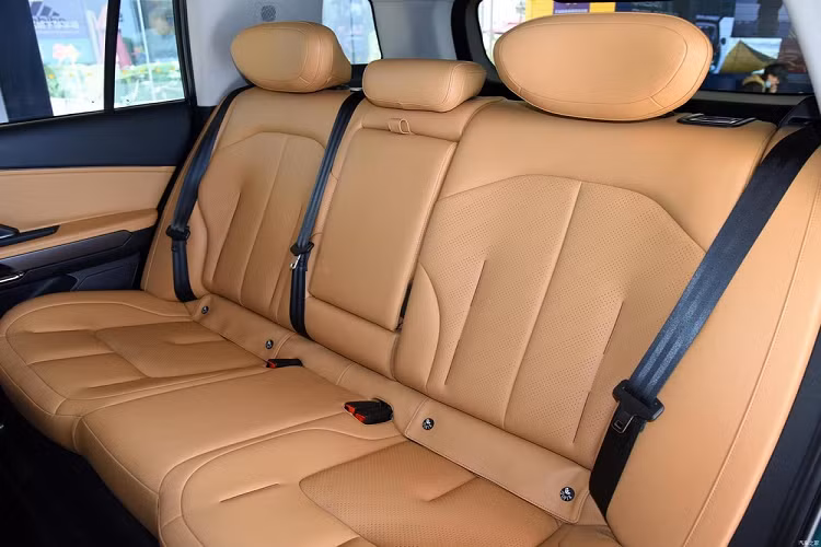 Ở phiên bản thuần điện, xe được trang bị mô-tơ điện có công suất tối đa 280 kW (375 mã lực) và mô-men xoắn cực đại 452 Nm. Phiên bản này có thể đi được 550 km sau khi sạc đầy pin, theo tiêu chuẩn CLTC. Trong khi đó, phiên bản còn lại của Niutron NV 2022 được trang bị động cơ xăng 4 xi-lanh, tăng áp, dung tích 1.5L và 2 mô-tơ điện. Mô-tơ điện trên cầu trước có công suất tối đa 130 kW (174 mã lực) trong khi con số tương ứng của mô-tơ điện trên cầu sau là 140 kW (188 mã lực).