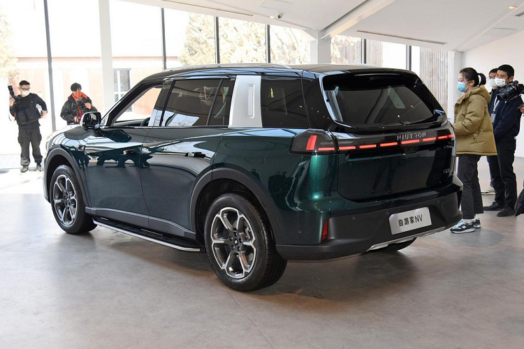 Mô-men xoắn cực đại của xe là 526 Nm và phạm vi di chuyển khi chỉ dùng 2 mô-tơ điện là 150 km. Trong khi đó, động cơ xăng cho phép xe chạy thêm 789 km. Tổng cộng, phiên bản này có phạm vi di chuyển là 939 km theo tiêu chuẩn WLTC hoặc 1.257 km theo tiêu chuẩn CLTC. Chưa hết, Niutron NV 2022 còn có hệ dẫn động 4 bánh toàn thời gian iAWD, hỗ trợ 7 chế độ lái.