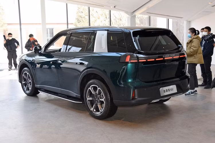 Mô-men xoắn cực đại của xe là 526 Nm và phạm vi di chuyển khi chỉ dùng 2 mô-tơ điện là 150 km. Trong khi đó, động cơ xăng cho phép xe chạy thêm 789 km. Tổng cộng, phiên bản này có phạm vi di chuyển là 939 km theo tiêu chuẩn WLTC hoặc 1.257 km theo tiêu chuẩn CLTC. Chưa hết, Niutron NV 2022 còn có hệ dẫn động 4 bánh toàn thời gian iAWD, hỗ trợ 7 chế độ lái.