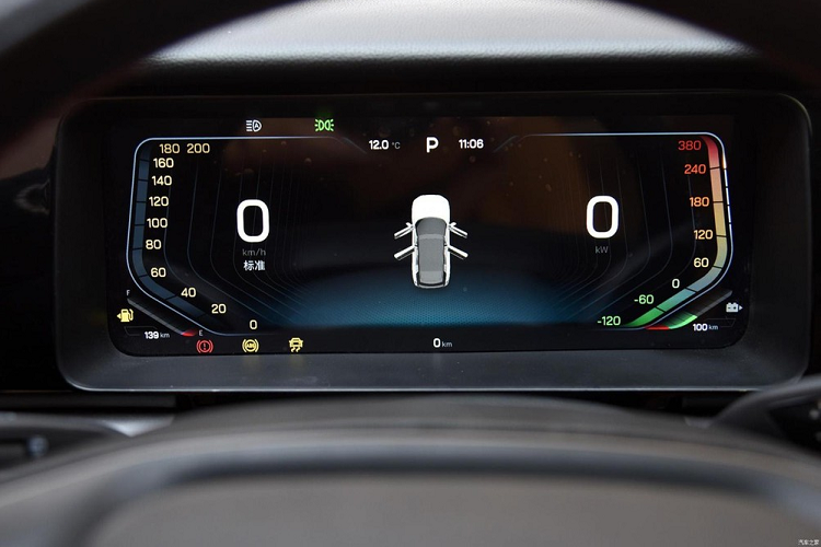 Đúng như truyền thống của những mẫu xe Trung Quốc hiện nay, Niutron NV 2022 cũng được trang bị nội thất hào nhoáng, tạo cảm giác công nghệ cao. Điểm nhấn đập vào mắt đầu tiên của xe là màn hình thông tin giải trí nằm dọc với kích thước 15,6 inch, kéo dài từ mặt táp-lô xuống cụm điều khiển trung tâm. Ngay bên dưới màn hình này là hàng nút bấm màu bạc và sạc điện thoại thông minh không dây khá lớn.