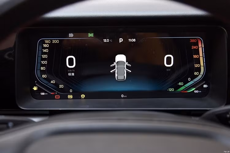 Đúng như truyền thống của những mẫu xe Trung Quốc hiện nay, Niutron NV 2022 cũng được trang bị nội thất hào nhoáng, tạo cảm giác công nghệ cao. Điểm nhấn đập vào mắt đầu tiên của xe là màn hình thông tin giải trí nằm dọc với kích thước 15,6 inch, kéo dài từ mặt táp-lô xuống cụm điều khiển trung tâm. Ngay bên dưới màn hình này là hàng nút bấm màu bạc và sạc điện thoại thông minh không dây khá lớn.