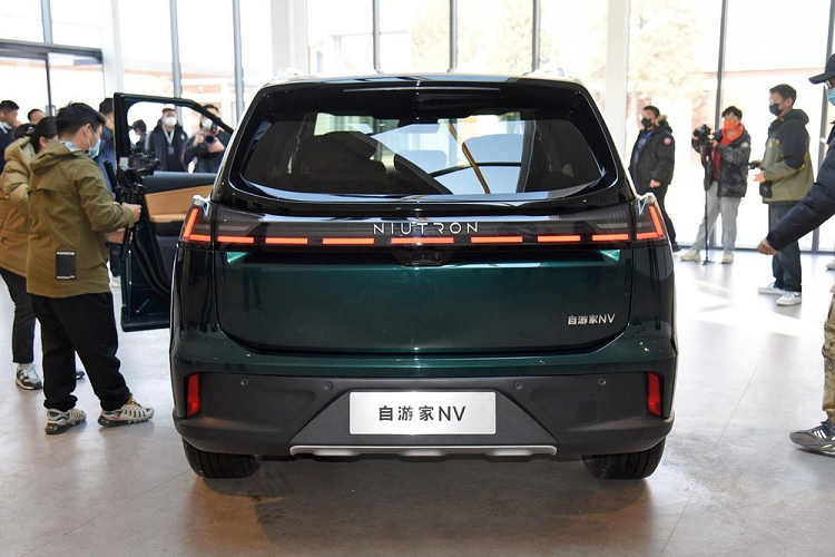 Giá xe Niutron NV 2022 chưa được công bố, dự kiến xe sẽ chính thức được giao cho khách hàng Trung Quốc vào tháng 9 năm nay. Được biết, Niu là công ty do ông Li Yinan - cựu giám đốc công nghệ của Baidu - sáng lập. Hiện Niu là một trong những nhà sản xuất xe máy điện và hybrid lớn nhất thế giới với doanh số lên đến hàng triệu chiếc.