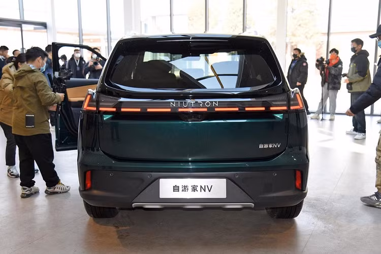 Giá xe Niutron NV 2022 chưa được công bố, dự kiến xe sẽ chính thức được giao cho khách hàng Trung Quốc vào tháng 9 năm nay. Được biết, Niu là công ty do ông Li Yinan - cựu giám đốc công nghệ của Baidu - sáng lập. Hiện Niu là một trong những nhà sản xuất xe máy điện và hybrid lớn nhất thế giới với doanh số lên đến hàng triệu chiếc.