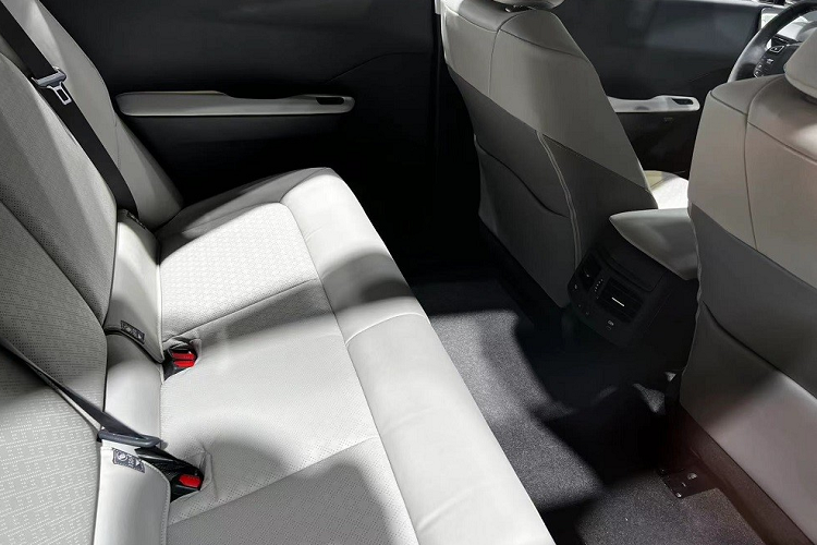 Toyota khẳng định mẫu ô tô điện này có hệ số lực cản không khí chỉ 0,218 Cd. Nhờ kích thước lớn nên Toyota bZ3 có không gian nội thất 5 chỗ ngồi rộng rãi bên trong xe. Nội thất của xe được thiết kế theo phong cách tối giản và hiện đại với ghế màu xám thanh lịch.