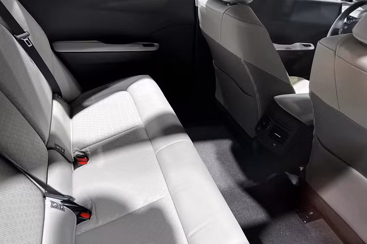 Toyota khẳng định mẫu ô tô điện này có hệ số lực cản không khí chỉ 0,218 Cd. Nhờ kích thước lớn nên Toyota bZ3 có không gian nội thất 5 chỗ ngồi rộng rãi bên trong xe. Nội thất của xe được thiết kế theo phong cách tối giản và hiện đại với ghế màu xám thanh lịch.