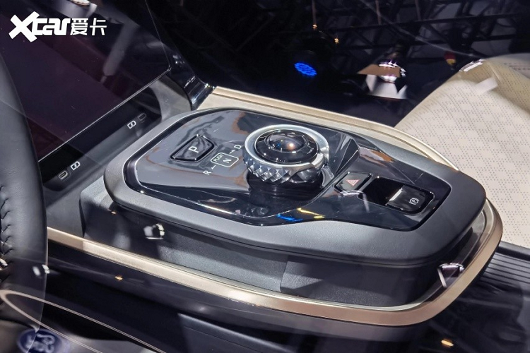 Cụm điều khiển trung tâm được bao quanh bằng viền màu vàng đồng và tách rời với bệ tì tay ở giữa hàng ghế trước. Những tính năng nội thất đáng chú ý khác của Toyota bZ3 bao gồm 4 cổng USB ở hàng ghế trước, tính năng ra lệnh bằng giọng nói, cửa sổ trời và sạc điện thoại thông minh không dây. Thêm vào đó là gói công nghệ an toàn chủ động Toyota Safety Sense và camera 360 độ.