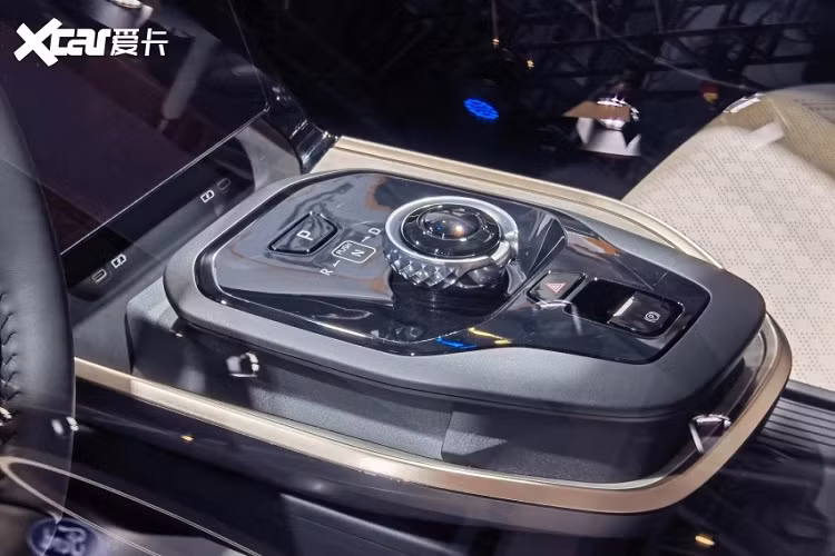 Cụm điều khiển trung tâm được bao quanh bằng viền màu vàng đồng và tách rời với bệ tì tay ở giữa hàng ghế trước. Những tính năng nội thất đáng chú ý khác của Toyota bZ3 bao gồm 4 cổng USB ở hàng ghế trước, tính năng ra lệnh bằng giọng nói, cửa sổ trời và sạc điện thoại thông minh không dây. Thêm vào đó là gói công nghệ an toàn chủ động Toyota Safety Sense và camera 360 độ.