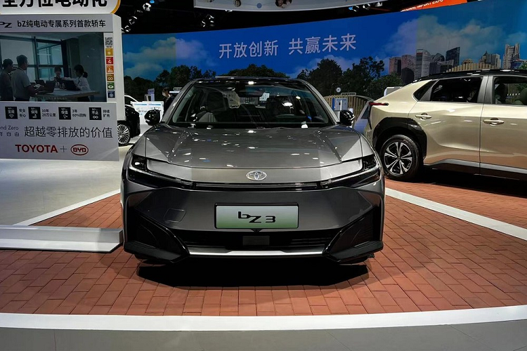 Trong khi đó, ngoại hình của mẫu Toyota bZ3 2023 chạy điện này lại có nhiều điểm tương đồng với người anh em Toyota bZ4X. Có thể thấy điều đó qua những đường dập gân sắc sảo, cụm đèn pha LED mượt mà và dải đèn LED định vị ban ngày nằm vắt ngang đầu xe.