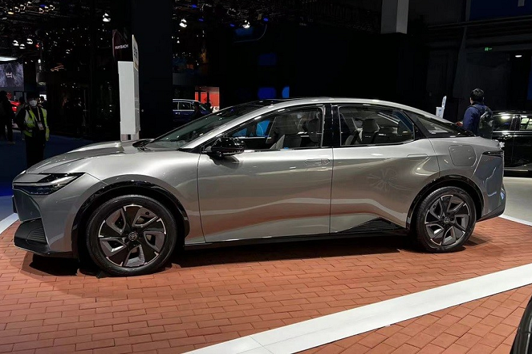 Được phát triển dựa trên cơ sở gầm bệ e-TNGA của tập đoàn Toyota, bZ3 thuộc phân khúc ô tô điện hạng trung. Xe sở hữu chiều dài 4.725 mm, chiều rộng 1.835 mm, chiều cao 1.475 mm và chiều dài cơ sở 2.880 mm. Như vậy, mẫu xe này có kích thước tương đương đàn anh Toyota Camry.