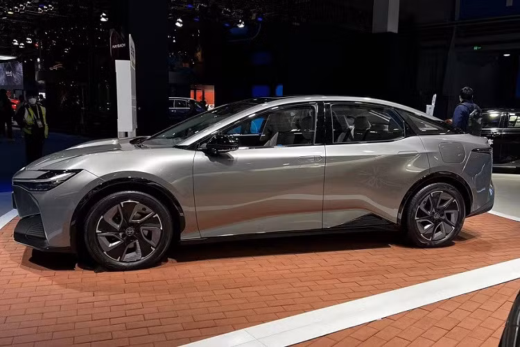 Được phát triển dựa trên cơ sở gầm bệ e-TNGA của tập đoàn Toyota, bZ3 thuộc phân khúc ô tô điện hạng trung. Xe sở hữu chiều dài 4.725 mm, chiều rộng 1.835 mm, chiều cao 1.475 mm và chiều dài cơ sở 2.880 mm. Như vậy, mẫu xe này có kích thước tương đương đàn anh Toyota Camry.