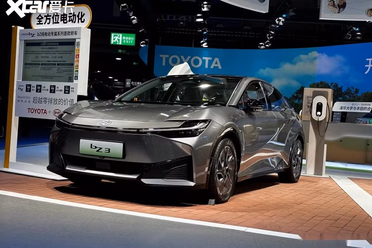 Tuy là xe Toyota nhưng bZ3 lại dùng mô-tơ điện và pin của hãng xe Trung Quốc BYD. Cụ thể, pin và mô-tơ điện của Toyota bZ3 do công ty con Fudi của hãng BYD sản xuất. Toyota bZ3 chỉ được trang bị 1 mô-tơ điện nằm trên cầu sau, tạo ra công suất tối đa 135 kW (khoảng 181 mã lực) hoặc 180 kW (241 mã lực), tùy phiên bản.