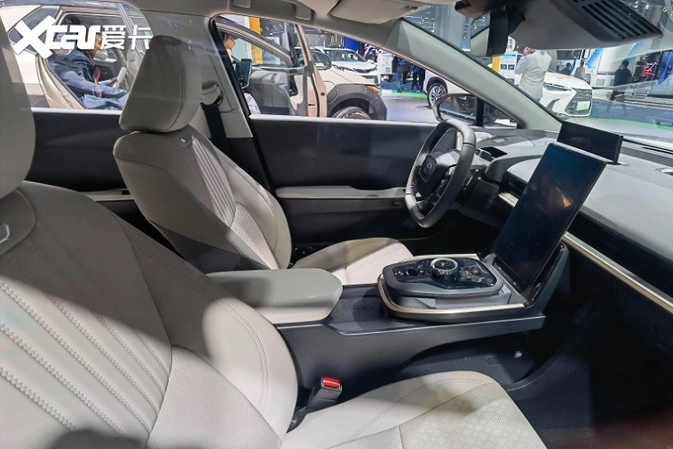 Thêm vào đó là vô lăng vát 2 đầu, bảng đồng hồ kỹ thuật số nằm sát với kính lái và màn hình cảm ứng trung tâm nằm dọc như xe Tesla. Bên dưới màn hình trung tâm là những phím cảm ứng để chỉnh điều hòa, âm lượng, cửa sổ, cửa cốp và các tính năng khác. Ngoài ra, xe còn có núm xoay cỡ lớn để chuyển số và phanh tay điện tử nằm trên cụm điều khiển trung tâm sơn màu đen bóng.