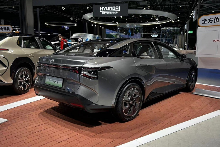 Mô-tơ điện kết hợp với pin lithium sắt photphat (LiFePO4), cho phép xe chạy được hơn 600 km sau khi sạc đầy pin. Hiện hãng Toyota vẫn chưa công bố giá bán của bZ3. Tuy nhiên, với mô-tơ điện và pin của BYD, giá xe Toyota bZ3 dự kiến sẽ dễ tiếp cận hơn các đối thủ. Xe sẽ cạnh tranh với những đối thủ như Tesla Model 3.