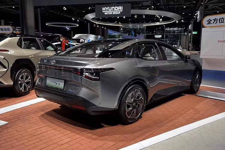 Mô-tơ điện kết hợp với pin lithium sắt photphat (LiFePO4), cho phép xe chạy được hơn 600 km sau khi sạc đầy pin. Hiện hãng Toyota vẫn chưa công bố giá bán của bZ3. Tuy nhiên, với mô-tơ điện và pin của BYD, giá xe Toyota bZ3 dự kiến sẽ dễ tiếp cận hơn các đối thủ. Xe sẽ cạnh tranh với những đối thủ như Tesla Model 3.