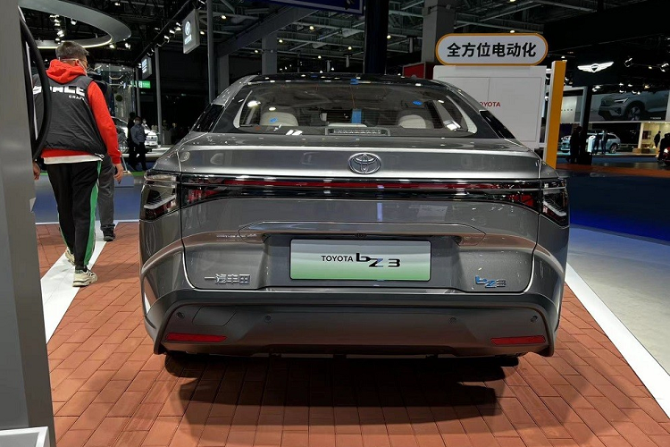 Tùy phiên bản, xe sẽ dùng vành có đường kính 16 - 18 inch. Trong khi đó, nẹp hốc bánh, nẹp sườn xe, ốp gương ngoại thất và các cột đều được sơn màu đen bóng. Đằng sau Toyota bZ3 cũng có đèn hậu nằm vắt ngang, tương tự dải đèn LED định vị ban ngày. Phía trên đèn hậu là cánh gió nhỏ, tích hợp vào nắp cốp sau. Trong khi đó, dưới cản sau xuất hiện tấm ốp gầm để tối ưu hóa tính khí động lực học cho xe.