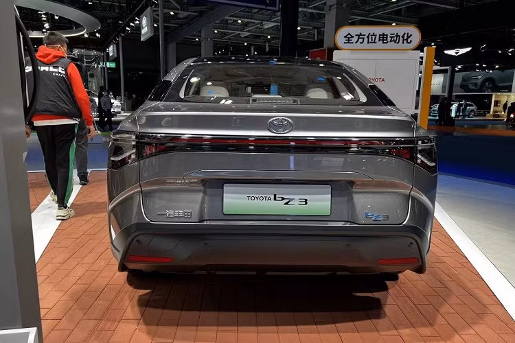 Tùy phiên bản, xe sẽ dùng vành có đường kính 16 - 18 inch. Trong khi đó, nẹp hốc bánh, nẹp sườn xe, ốp gương ngoại thất và các cột đều được sơn màu đen bóng. Đằng sau Toyota bZ3 cũng có đèn hậu nằm vắt ngang, tương tự dải đèn LED định vị ban ngày. Phía trên đèn hậu là cánh gió nhỏ, tích hợp vào nắp cốp sau. Trong khi đó, dưới cản sau xuất hiện tấm ốp gầm để tối ưu hóa tính khí động lực học cho xe.