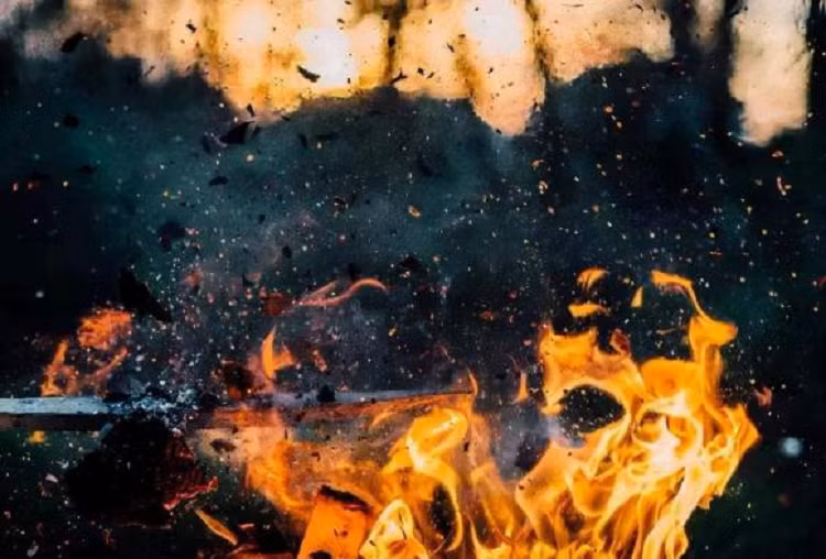 Có hai lý do cho việc này. Thứ nhất là ngăn không cho mọi người nhìn sự vật và nghĩ về con người như đã nói ở trên. Trong cuộc sống, khi nhìn thấy những vật dụng thường dùng của người đã khuất, chúng ta sẽ nghĩ ngay đến những người thân đã khuất. Nó không tốt cho sức khỏe tinh thần, vì vậy hãy đốt nó đi.