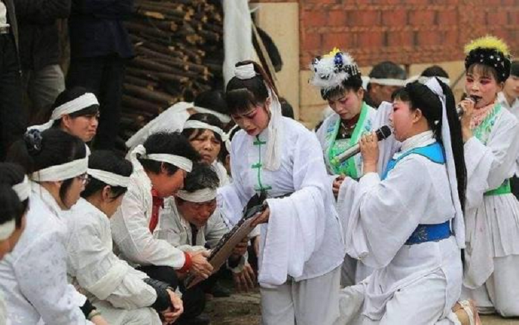 Trong những bức ảnh, mỗi khuôn mặt tươi cười của một người thân đã khuất sẽ để lại những kỷ niệm sâu sắc trong lòng gia đình. Những bức ảnh này nếu không được đốt đi, chắc chắn sẽ gây tổn hại sâu sắc đến tinh thần của gia đình.