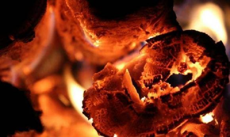 Có câu nói, nếu người nhà không làm gì sau khi người thân qua đời, suốt ngày chỉ nghĩ về người thân đã khuất với những tấm ảnh thì người nhà sẽ ngày càng hoang mang về tinh thần, thậm chí trở nên suy nghĩ mông lung. Điều này không tốt cho sức khỏe của gia đình.