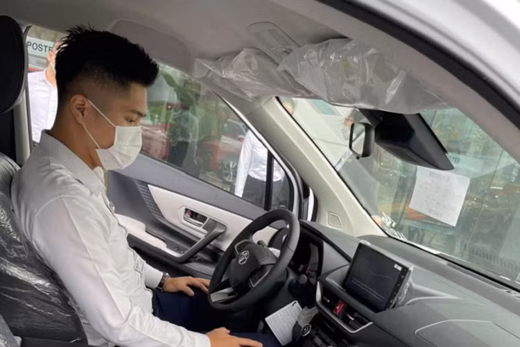 Về động cơ, Veloz Cross 2022 sử dụng động cơ 4cyl, dung tích 1.5L hút khí tự nhiên, mã 2NR-VE, cam đôi DOHC, Dual VVT-i, cho công suất tối đa 104 mã lực tại 6.000 vòng/phút và mô-men xoắn cực đại 137 Nm tại 4.200 vòng/phút. Sức mạnh được truyền xuống cầu trước (FWD), thông qua hộp số tự động biến thiên vô cấp (CVT).