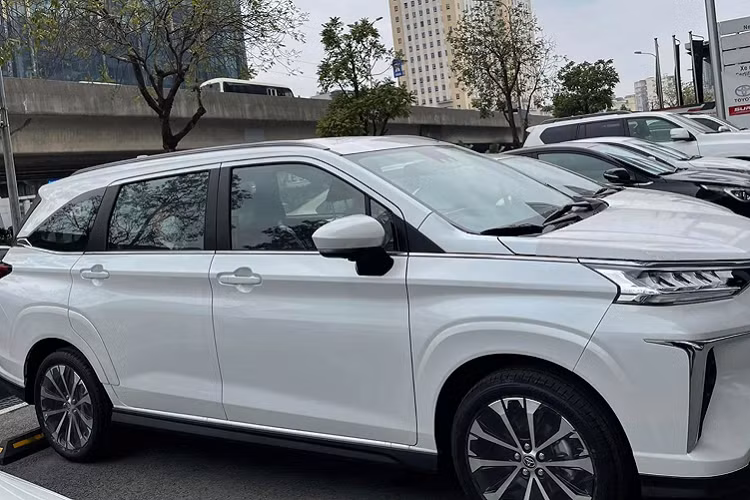 Toyota Veloz Cross 2022 phiên bản cao cấp được trang bị nhiều “đồ chơi” tốt nhất trong phân khúc, trong đó đáng chú ý nhất là có gói an toàn TSS bao gồm: Cảnh báo điểm mù trên gương BSM, Cảnh báo phương tiện cắt ngang phía sau RCTA, hỗ trợ giữ làn đường,… trang bị 6 túi khí.