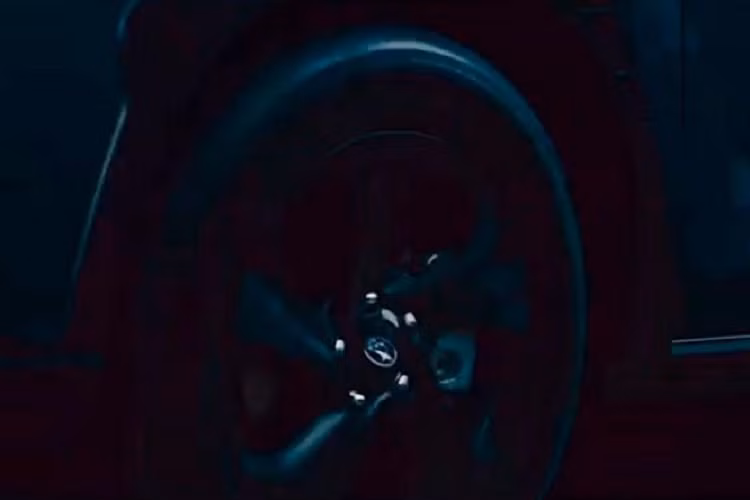 Ngay cả thiết kế bên sườn của mẫu SUV hạng B này cũng không thay đổi nhiều. Hãng Subaru chỉ bổ sung cột sau và cửa sổ dốc hơn trước, mang đến thiết kế thể thao hơn cho xe. Hiện chưa có hình ảnh nội thất của Subaru XV 2023. Tuy nhiên, rất có thể xe sẽ được trang bị bảng đồng hồ kỹ thuật số và màn hình cảm ứng trung tâm 11,6 inch nằm dọc giống Subaru WRX hay Outback mới.