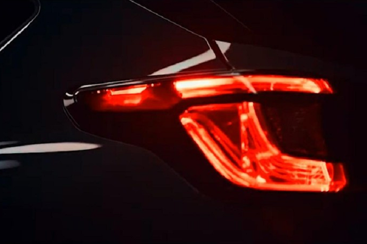 Tương tự những mẫu xe Subaru đời mới khác, XV 2023 cũng được trang bị dải đèn LED định vị ban ngày hình chữ "C", bao quanh đèn pha chính. Tương tự như vậy, đèn phanh phía sau của xe cũng được thiết kế hình chữ "C". Thêm vào đó là bộ vành hợp kim với thiết kế 5 chấu mới, mang đến sự khỏe khoắn cho mẫu SUV hạng B này. Trong khi đó, đèn sương mù trước dạng LED ở hai góc cản trước và baga nóc của Subaru XV 2023 có vẻ sẽ được giữ nguyên như cũ.