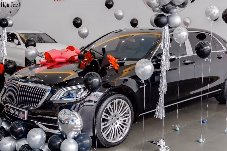 Chiếc xe siêu sang Mercedes-Maybach S450 4Matic của Trúc Ny mới mua có ngoại thất sơn màu đen và nội thất màu kem. Hiện chưa rõ Á hậu 2 Miss All Nations 2019 đã chi ra bao nhiêu tiền để sở hữu mẫu xe siêu sang này, chỉ biết rằng, giá xe Mercedes-Maybach S450 4Matic trước đó được giao dịch trên 7,5 tỷ đồng chưa bao gồm chi phí ra biển số.