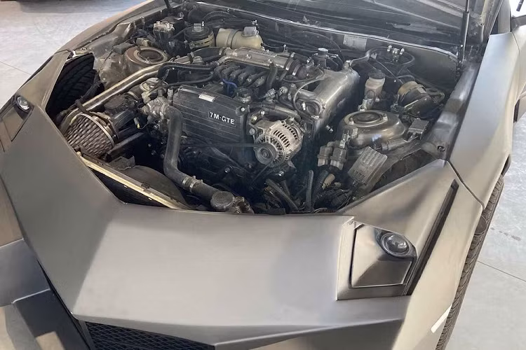 Hiện tại, chiếc xe này đang được rao bán trên mạng thông qua một trang web ở Hà Lan, và đại lý bán xe còn tự tin mô tả rằng “nó là một chiếc xe được làm đẹp đẽ với dáng vẻ siêu xe giá 200.000 Euro”. Thực tế, chiếc Toyota Supra giả dạng Lamborghini Reventon này chắc sẽ không thể qua mắt bất cứ ai. Ngay cả những yếu tố thiết kế thành công nhất (cản va trước và ốp mặt sau) cũng không thể che đi những đường nét vuông vức của chiếc Supra ban đầu.