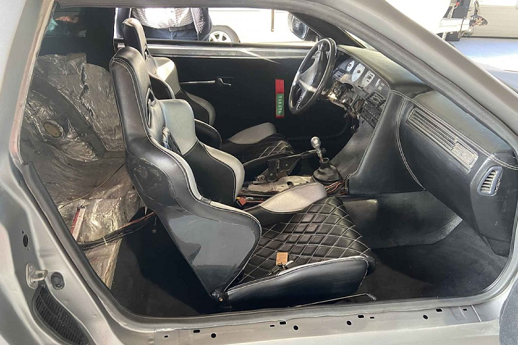 Ít nhất, siêu xe nhái này có màu sắc khá chuẩn. Lamborghini chỉ sơn 1 trong 20 chiếc hypercar trong màu Grigio Reventon và, mặc dù không phải làm giống 100%, nhưng màu sơn xám mờ của xe nhái vẫn đủ bám theo chủ đề đó.