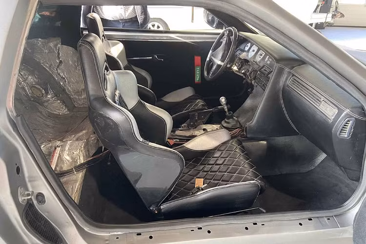 Ít nhất, siêu xe nhái này có màu sắc khá chuẩn. Lamborghini chỉ sơn 1 trong 20 chiếc hypercar trong màu Grigio Reventon và, mặc dù không phải làm giống 100%, nhưng màu sơn xám mờ của xe nhái vẫn đủ bám theo chủ đề đó.