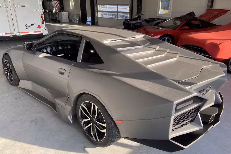 Một cặp ghế đã cũ nhưng trông có vẻ vẫn tốt là điểm nhấn trong cabin. Tuy nhiên, nhìn chung thì cabin xe mang tới một cảm giác tiêu cực, đã qua sử dụng và không được bảo quản tốt lắm. Dù không phải là siêu xe nhái tệ nhất trên đời, nhưng chiếc Lamborghini Reventon rởm này đang yêu cầu cái giá khá cao là 19.950 Euro (tương đương 496 triệu đồng) đối với những ai cảm thấy hứng thú.