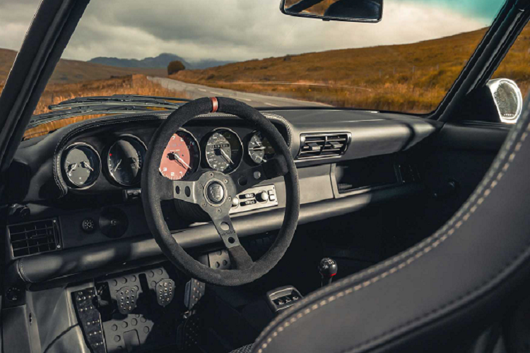 993R cũng được trang bị nhiều chi tiết được hoàn thiên với vật liệu composite để giúp giảm trọng lượng của xe hơn nữa. 993R có trọng lượng ướt ở mức 1.200 kg, ít hơn so với 993 Carrera 2 nguyên bản có mức trọng lượng là 1.379 kg.