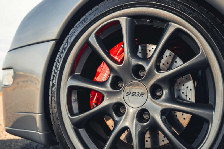 Paul Stephens cũng có thể đem tới khả năng nâng cấp xe với mức công suất mạnh hơn, giúp chiếc xe đạt công suất 360 mã lực và tăng vòng tua máy từ 7.400 lên 8.500 vòng/phút.