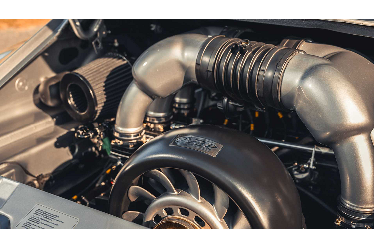 Autoart đã loại bỏ tất cả các thiết bị điện tử không cần thiết để cắt giảm trọng lượng của xe bao gồm cả cửa sổ điện, radio và điều hòa không khí. Hộc đựng đồ, tay nắm cửa và bảng điều khiển trung tâm cũng được thiết kế lại nhằm cắt giảm trọng lượng của xe.