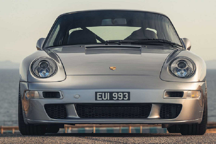 Để hoàn thiện mẫu xe thể thao Porsche 911 993 cổ điển này, đội ngũ đã sử dụng cả các bộ phận chính hãng của Porsche Motorsport và các bộ phận theo thiết kế riêng của Paul Stephens.