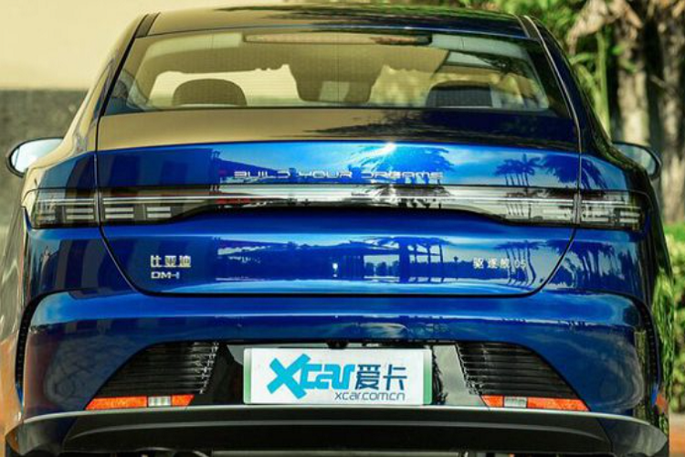 Ngoại hình BYD Destroyer 05 trông khá giống xe điện với lưới tản nhiệt vô cực phía trước. Hệ thống đèn đều là dạng LED. Đèn hậu phía sau nối liền thời thượng. Thân xe ít những đường gân nổi tạo nên sự tinh giản. Mâm xe tuỳ chọn kích thước 16 inch hoặc 17 inch.