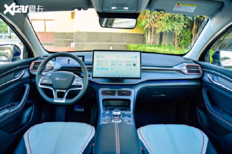 Nội thất bên trong được ví như Tesla với màn hình giải trí 15,6 inch và cụm đồng hồ kỹ thuật số 8,8 inch thiết kế dạng máy tính bảng trên bản cao cấp nhất. Nội thất được bao phủ bởi hệ thống đèn LED trang trí và được phối nhiều màu da và chỉ khâu. Vô-lăng tích hợp nhiều nút bấm chức năng và cần số dạng núm xoay.