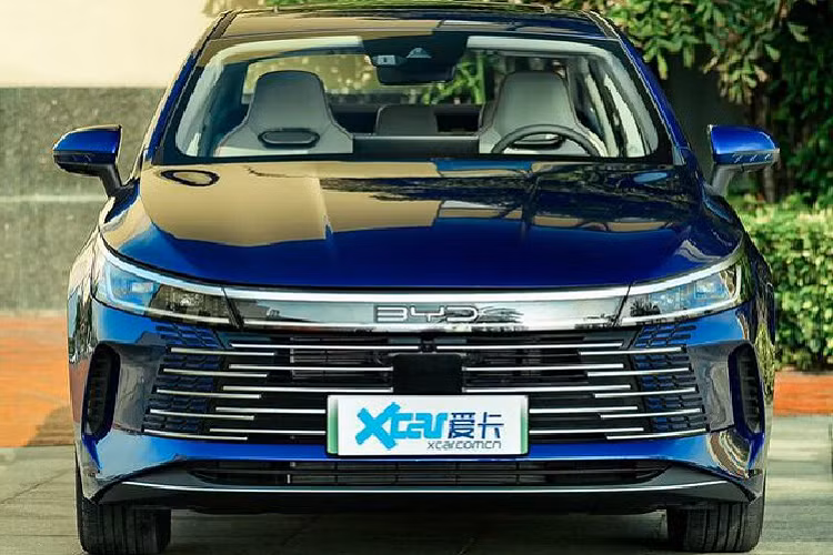 Ký hiệu “55KM” và “120KM” đại diện cho phạm vi di chuyển hoàn toàn bằng động cơ điện: 55 km hoặc 120 km. Xe sở hữu kích thước tổng thể dài x rộng x cao lần lượt là 4.780 x 1.837 x 1.495 mm, trục cơ sở 2.718 mm, ngang ngửa các mẫu sedan hạng C như Toyota Corolla Altis hay Honda Civic.