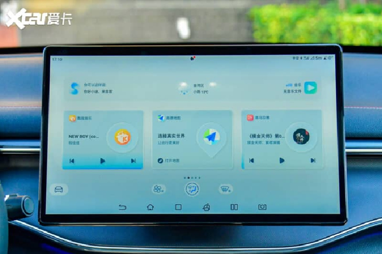 Ghế chỉnh điện 6 hướng và chỉnh tay 4 hướng với ghế phụ. Một số chi tiết đáng giá khác có thể kể đến cửa sổ trời, điều hoà 2 vùng tự động, cửa gió điều hoà hàng ghế sau, khởi động xe từ xa, sạc không dây, hát karaoke… Xe có 4 chế độ lái, bao gồm: EV, Sport, Normal và Eco.