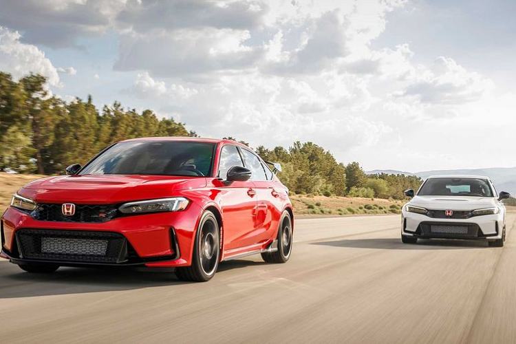 Theo đó, Honda Civic Type R 2023 mới vẫn sử dụng động cơ K20C1 4 xi-lanh 2 lít tăng áp, nhưng được tinh chỉnh nhằm tạo thêm sức mạnh. Cụ thể, khối động cơ trên Civic Type R 2023 đạt mức công suất 315 mã lực tại 6.500 vòng / phút và mô-men xoắn cực đại đạt 420 Nm, mạnh hơn 9 mã lực so với thế hệ tiền nhiệm.