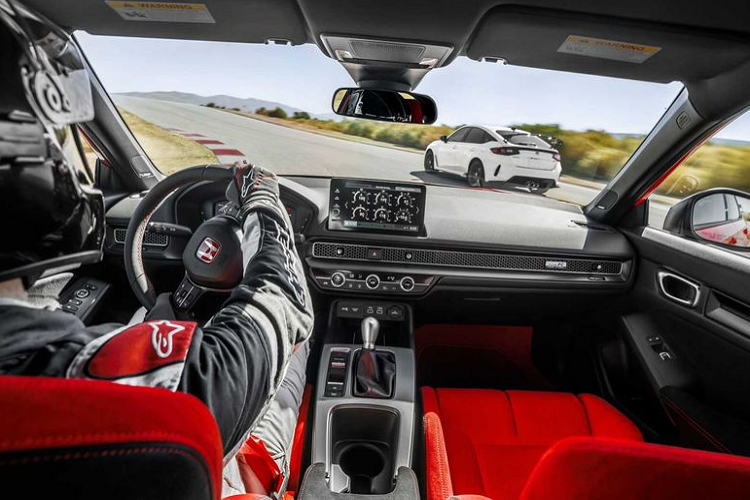 Lưới tản nhiệt Civic Type R mới được thiết kế với các khe gió nhỏ, hốc gió 2 bên là kiểu dọc, mảnh mai. Nắp ca-pô có khe gió thanh mảnh hơn, đồng thời các thanh nẹp cũng được tiết chế lại. Khu vực phía sau nổi bật với cánh lướt gió cỡ lớn và bộ ba ống xả thể thao.