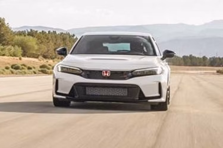 Về trang bị an toàn, Honda Civic Type R 2023 sở hữu một danh sách dài các tính năng hỗ trợ người lái tân tiến nhất: Cảnh báo va chạm phía trước, Cảnh báo chệch làn đường, Phanh khẩn cấp tự động, Hỗ trợ giữ làn đường, Giám sát điểm mù và Kiểm soát hành trình thích ứng… Mức giá xe Honda Civic Type R 2023 vẫn được nhà sản xuất giữ kín cho đến khi xe có mặt tại các đại lý ở Mỹ, dự kiến vào cuối mùa thu năm nay.