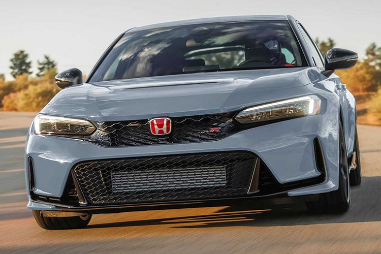 Xe được trang bị màn hình giải trí trung tâm kích cỡ 9 inch kết nối Apple Carplay và Android Auto và cụm đồng hồ kỹ thuật số 10,2 inch. Hộp số sàn 6 cấp tương tự thế hệ trước, kết hợp tính năng Rev Matching với khả năng điều chỉnh vòng tua máy khi sang số.