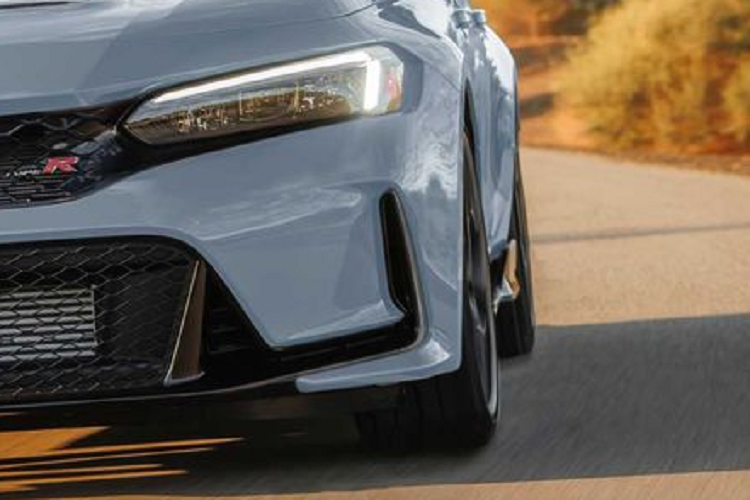 Civic Type R mới được trang bị mâm xe kích cỡ 19 inch, đi kèm lốp Michelin Pilot Sport 4S cỡ 265/30 R19 và phanh Brembo 4 piston. Di chuyển vào bên trong, nội thất tông đỏ - đen chính là đặc trưng của Honda Civic Type R, thế hệ mới tiếp tục kế thừa truyền thống này.