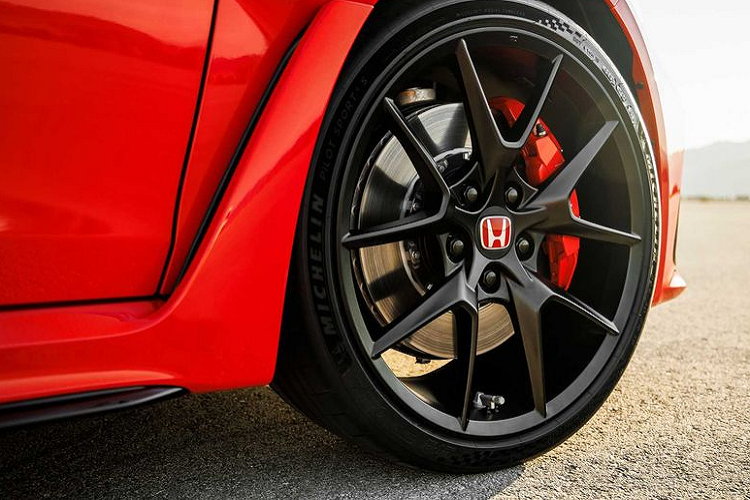 Ngoại thất của Honda Civic Type R được nâng cấp nhẹ, tổng thể xe dài, rộng và thấp hơn so với thế hệ tiền nhiệm. Ở thế hệ mới, xe có kiểu dáng nhẹ nhàng, thanh lịch hơn hẳn, khi mà hãng ô tô Nhật Bản không còn chú trọng vào các thiết kế hầm hố và cá tính. Điều này được thể hiện rõ nét nhất ở mặt ca-lăng của Honda Civic Type R 2023.