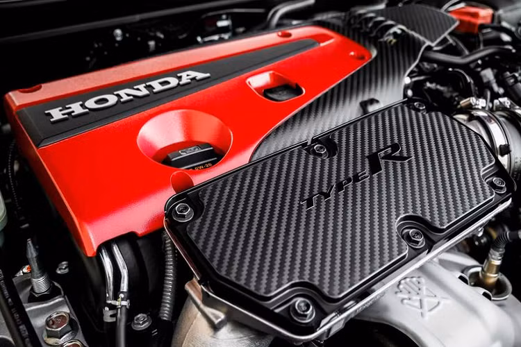 Mẫu Honda Civic Type R thế hệ thứ 6 ra mắt dựa trên mẫu Civic thế hệ thứ 11. Sau 25 năm, thế hệ thứ 6 vẫn bám sát khuôn mẫu được thiết lập từ thế hệ trước, xe vẫn mang kiểu dáng hatchback thay vì sedan.