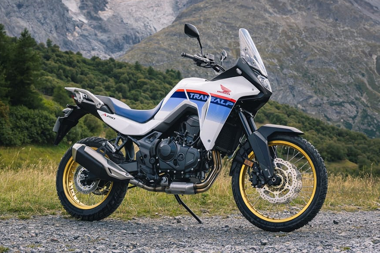 Đội thiết kế lập kế hoạch khẳng định rõ ràng ý định táo bạo khi mang màn chắn gió và màn hình kết hợp với nhau để mang lại trải nghiệm màn chắn gió cho người lái mà không cần phải thiết lập những màn chắn lớn. Nhờ đó mà tổng thể kiểu dáng trở nên đẹp và đơn giản hơn. Transalp sẽ có ba màu nổi bật là Matt Iridium Grey Metallic, Matt Ballistic Black Metallic và Ross White Tricolour.