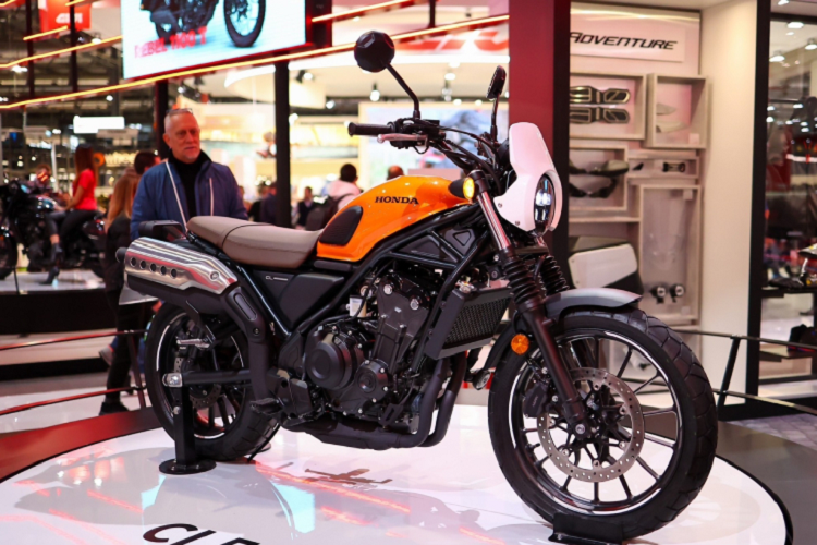 Đường nét thiết kế nằm ngang chạy từ đèn pha tròn đặc biệt với bóng đèn LED, quay trở lại qua bình xăng đến bộ giảm thanh ống xả được nâng lên với tấm chắn nhiệt bằng thép không gỉ theo cách khoan cổ điển. Các chi tiết như tấm lót thùng xe, đệm lót dày với logo Honda đột kích, đèn báo LED hình tròn nhỏ, tay lái cao và phuộc cao su kết hợp với nhau để tạo ra một cái nhìn tổng quan thú vị và rất mới mẻ khác biệt so với các dòng xe khác của Honda.