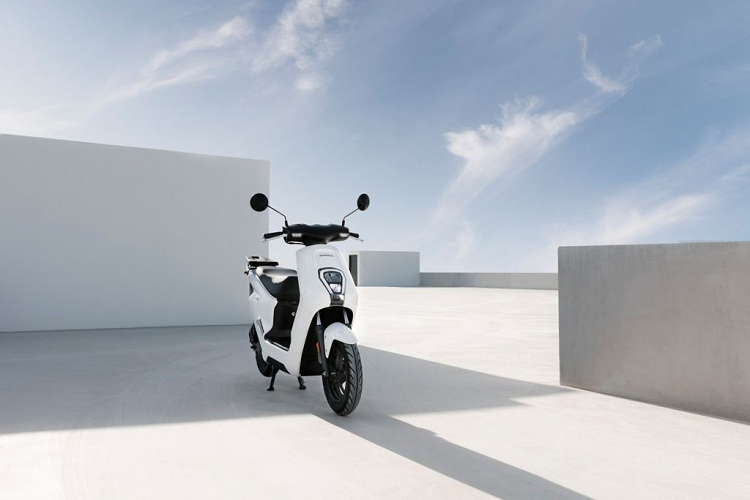 Hoàn hảo cho những chuyến đi ngắn quanh thị trấn và để thực hiện hiệu quả những chuyến đi đến nơi làm việc hoặc học tập được hiệu quả, yên tĩnh và không thải khí, Honda EM1 e: chạy điện đồng bộ hóa thuận tiện với những kỳ vọng hiện tại đại về di chuyển trong đô thị.